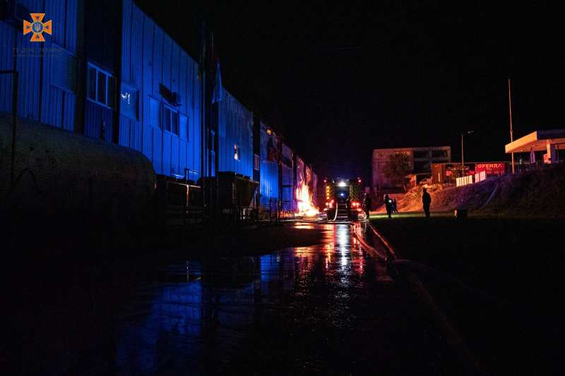 El humo sigue aumentando: en Ternopil llevan apagando un incendio en una fábrica desde la noche