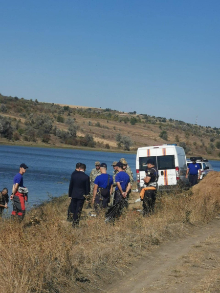 Se descubrieron restos de cohete en un lago en Moldavia: especialistas están trabajando en el lugar