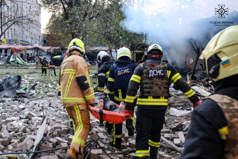 Un hotel, almacenes y edificios residenciales fueron destruidos y hubo personas heridas: la Federación Rusa lanzó 43 misiles contra Ucrania de noche