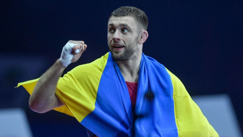 Un luchador ucraniano ganó una medalla en la Copa del Mundo y rechazó una foto con atletas de Rusia e Irán