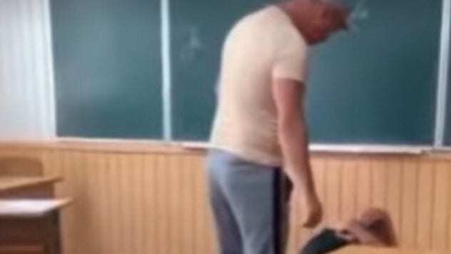 En la región de Rivne, un profesor de educación física pateó a un colegial