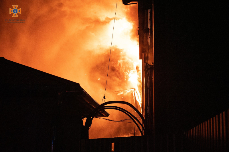 El humo sigue aumentando: en Ternopil Desde la noche están apagando un incendio en una fábrica