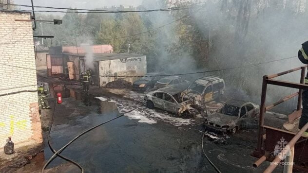 Incendio a gran escala cerca de Moscú: arden coches y un garaje cerca de la policía de tránsito