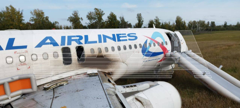 En Rusia, un avión de pasajeros con 170 pasajeros a bordo aterrizó de urgencia en un campo