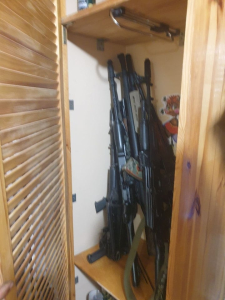 Estaba recogiendo un arsenal de armas en casa: un empleado de TCC en la región de Kiev fue informado de la sospecha