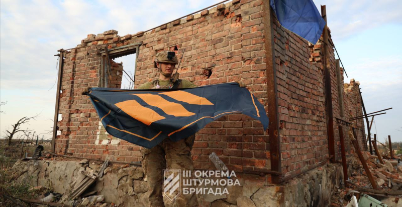 Soldados de las AFU izaron la bandera de Ucrania sobre la liberada Andreevka