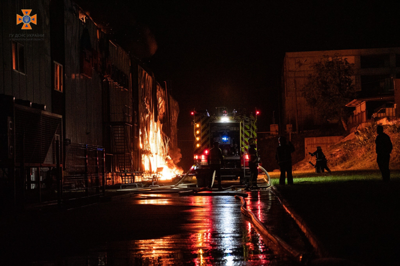 El humo sigue aumentando: en Ternopil apagan un incendio en una fábrica desde la noche