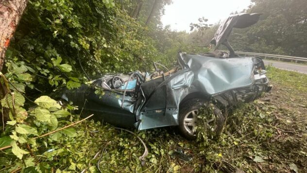 Dos muertos y heridos: un coche se estrelló contra un árbol en la región de Lviv