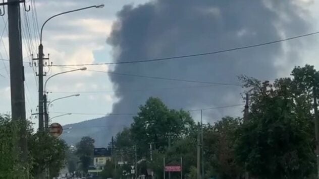 Está saliendo humo negro: se produjo una explosión cerca de Ivano-Frankivsk