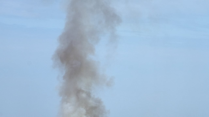 Está saliendo un humo espeso: se produjeron explosiones en Novaya Kakhovka