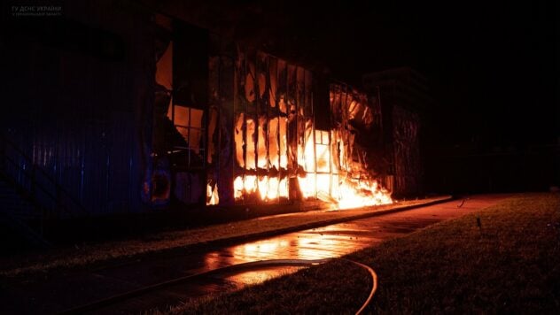 El humo sigue subiendo: en Ternopil apagan un incendio en una fábrica desde la noche 