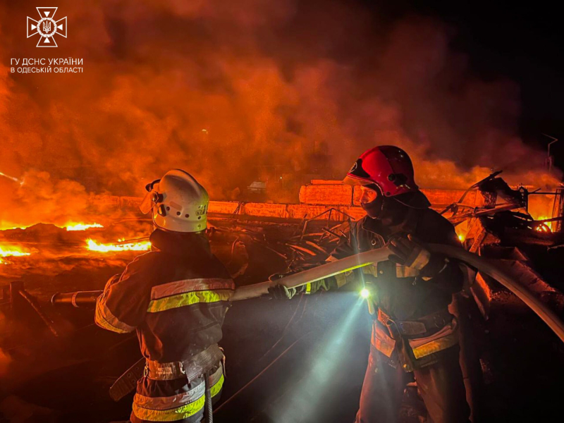 Extinción de incendios, limpieza de escombros y eliminación de las consecuencias de los ataques: cómo los rescatistas ucranianos arriesgan sus propias vidas para salvar a otros