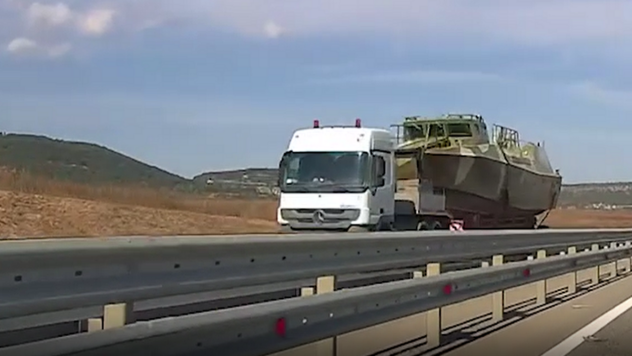 Tienen miedo de los ataques ucranianos. En Crimea, los ocupantes transportan barcos de combate por tierra