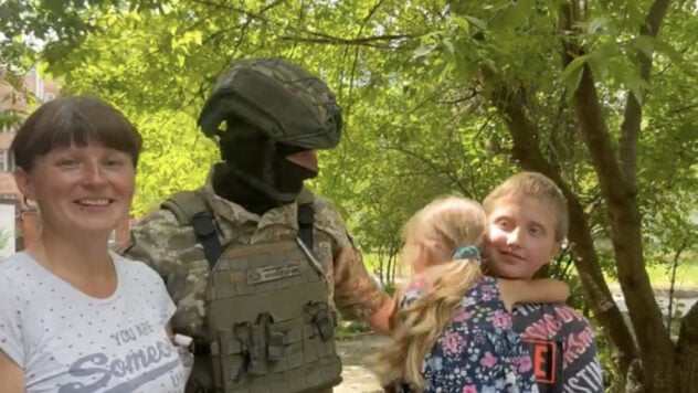 Familias con niños son evacuadas por la fuerza de aldeas constantemente bombardeadas en la región de Kherson