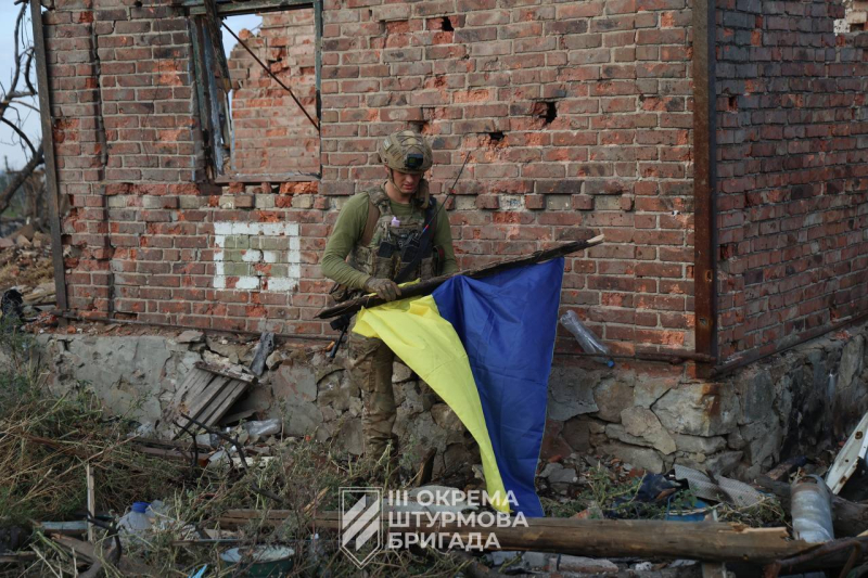 Combatientes de las AFU izaron la bandera de Ucrania sobre el Andreevka liberado