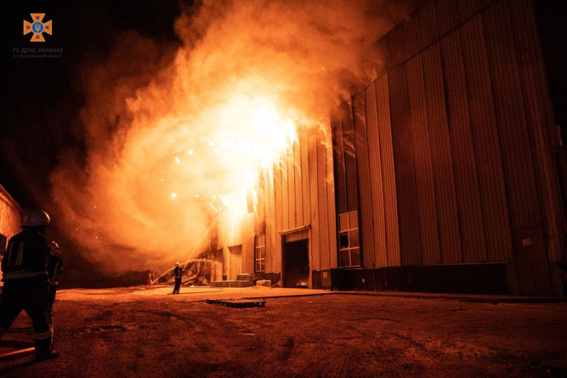 El humo sigue subiendo: en Ternopil llevan apagando un incendio en una fábrica desde la noche