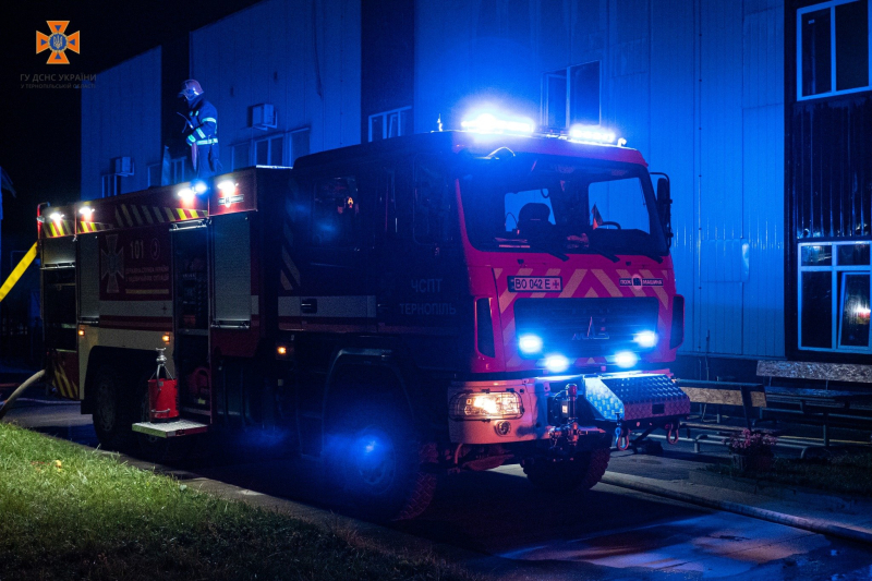 El humo sigue aumentando: en Ternopil Han estado apagando un incendio en una fábrica desde la noche
