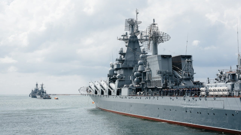 Los rusos cerca del canal de Kerch esconden sus barcos entre barcos civiles y Gumenyuk