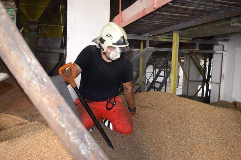 En Chernigov, tres trabajadores agrícolas quedaron cubiertos de grano: murieron