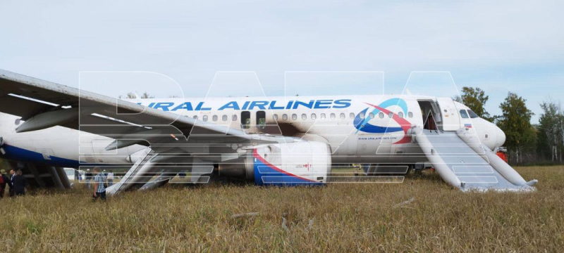 En Rusia, un avión de pasajeros con 170 pasajeros a bordo La tabla realizó un aterrizaje de emergencia en un campo