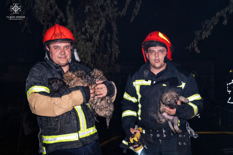 Extinción de incendios, limpieza de escombros y eliminación de las consecuencias de los ataques: cómo los rescatistas ucranianos arriesgan sus propias vidas para salvar a otros