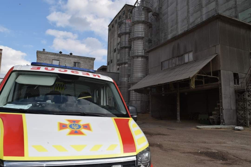 En Chernigov, tres trabajadores agrícolas quedaron cubiertos de grano: murieron