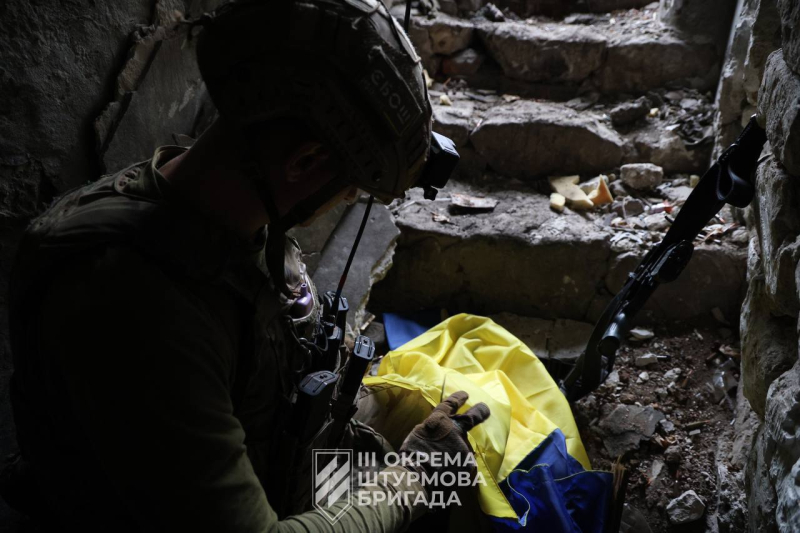 Soldados de las AFU izaron la bandera de Ucrania sobre la liberada Andreevka