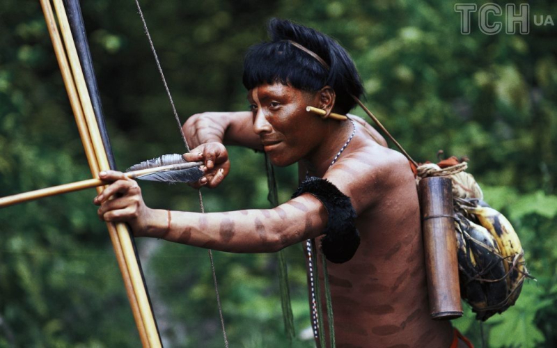 Una tribu aislada de amazonas descuartizó a un extraño 'como a un pez' para estudiar sus entrañas