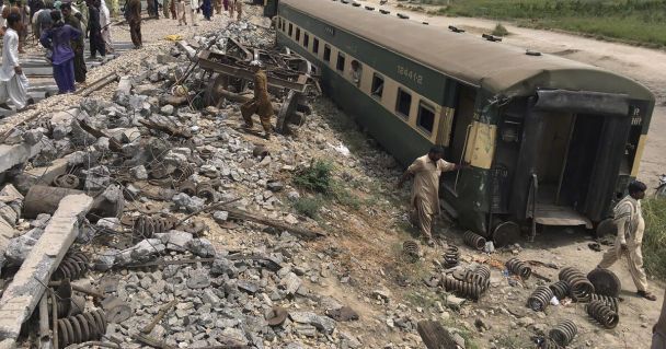  Un tren de pasajeros chocó contra un tren de carga debido a un error de los trabajadores ferroviarios: hubo heridos (foto)