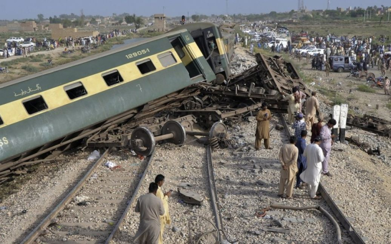 Un tren de pasajeros chocó contra un tren de carga debido a un error de los trabajadores ferroviarios; hubo heridos (foto)