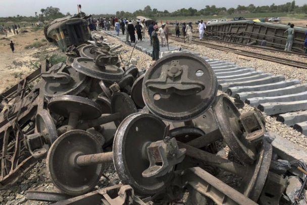 Un tren de pasajeros chocó contra un tren de carga por un error de los trabajadores ferroviarios: hay víctimas (foto)