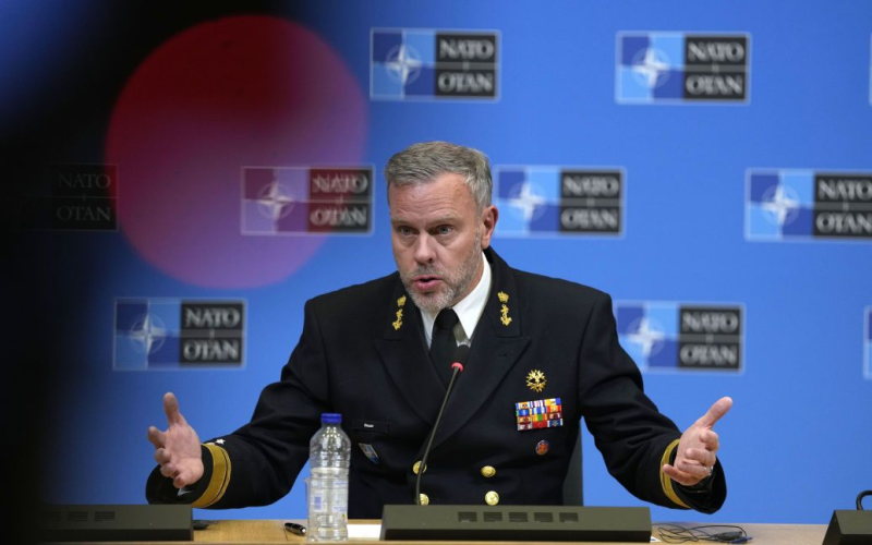 Rusia se está volviendo cada vez más dependiente de “jugadores poco confiables”: almirante de la OTAN