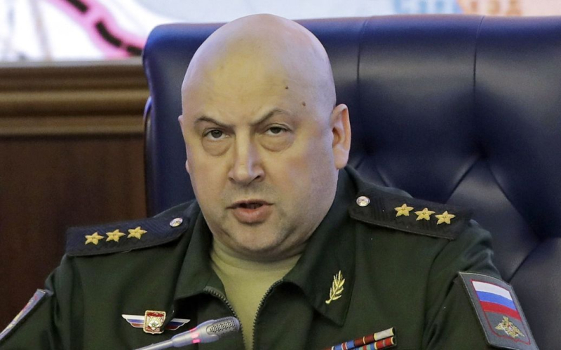 A los rusos se les mostró una foto del general Surovikin vivo después de los rumores de su encarcelamiento