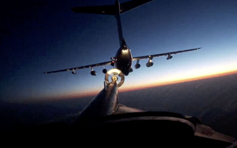 Los rusos protegen a los bombarderos Tu-95 de ser alcanzados por drones con neumáticos de automóvil - foto