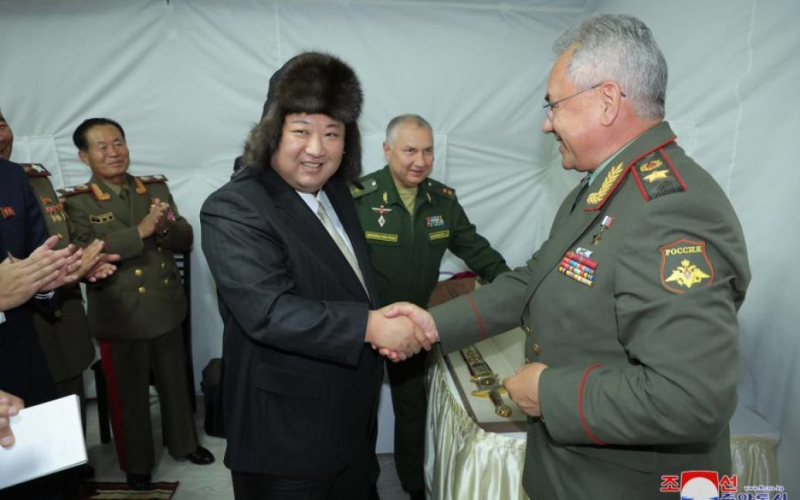 Shoigu le regaló a Kim Jong-un un sombrero con orejeras: al dictador le gustó el tocado