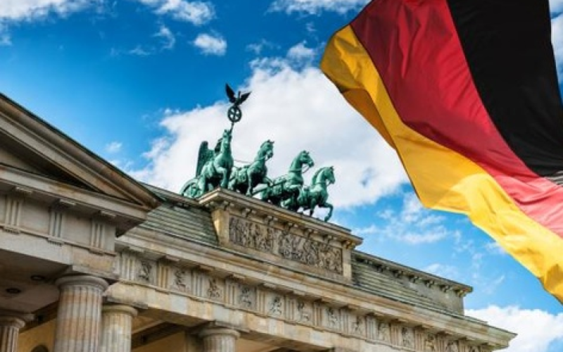 B En Alemania, dos agentes de inteligencia violaron a una colega en una fiesta.