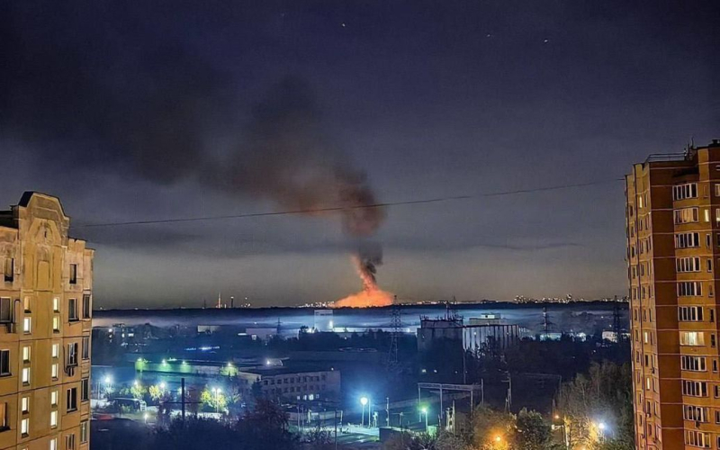 В Región de Moscú, un incendio a gran escala en la zona de un aeródromo militar