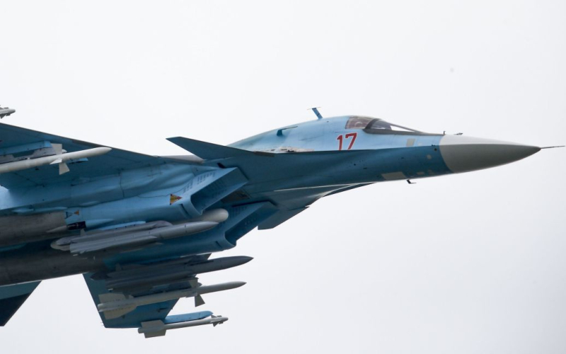 Un avión de combate voló a el bombardero Su-34 de la Federación Rusa