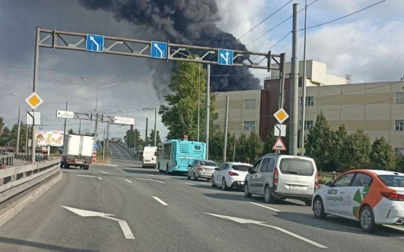 Un depósito de petróleo está en llamas en San Petersburgo: se ve humo desde varios distritos (vídeo)