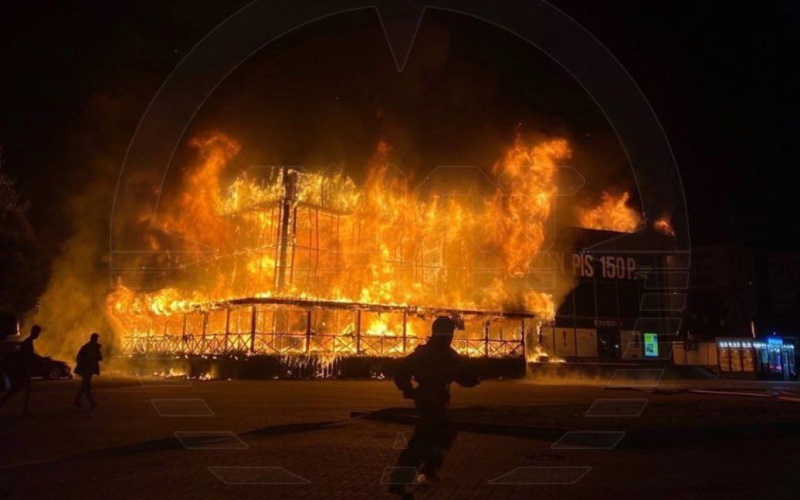 En Se produjo un incendio a gran escala en un centro comercial en San Petersburgo