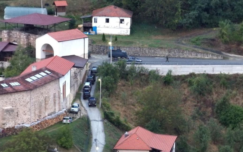 Autoridades Kosovo ha retomado el control del monasterio, capturado por atacantes armados.