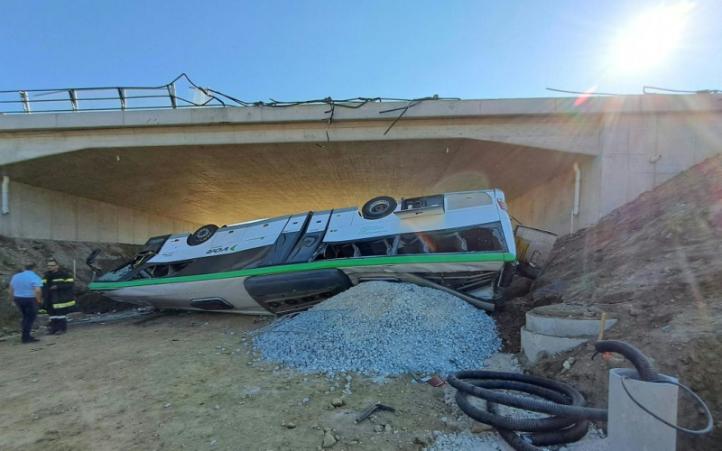 Espeluznante Accidente en Austria: un autobús escolar se cayó de un puente