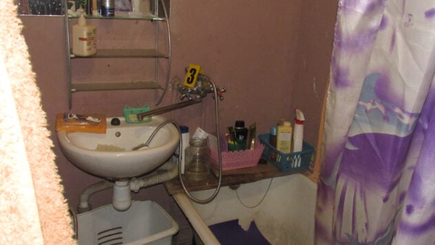 En Kiev, un cuidador mató a un pensionista, escondió el cuerpo en el baño y vivió con él durante varios días