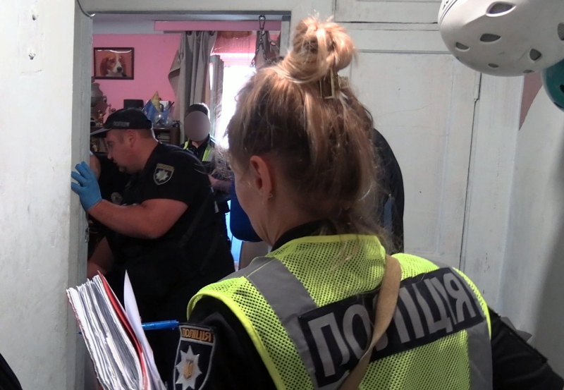 En Kiev, un cuidador mató a un pensionista, escondió el cuerpo en el baño y vivió con él durante varios días