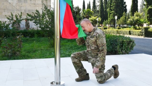 Aliyev izó la bandera de Azerbaiyán en Nagorno-Karabaj