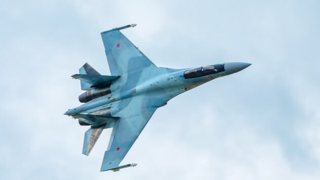 Las Fuerzas Armadas de Ucrania derribaron un caza ruso Su-25 durante las últimas 24 horas y lo impactaron el puente de los invasores