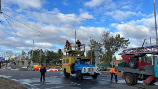 En Obolon, Kiev, una grúa rompió la red de contactos de los trolebuses; el tráfico ha cambiado 