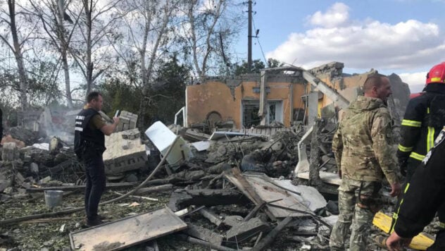 Se celebró un funeral después del nuevo entierro de un combatiente de las Fuerzas Armadas de Ucrania: durante el ataque a la pueblo de Groza, fueron asesinados el hijo y la viuda de un militar