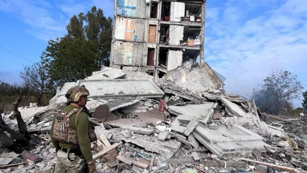 Ocupantes chocaron contra un edificio de gran altura en Avdiivka: puede haber un hombre bajo los escombros