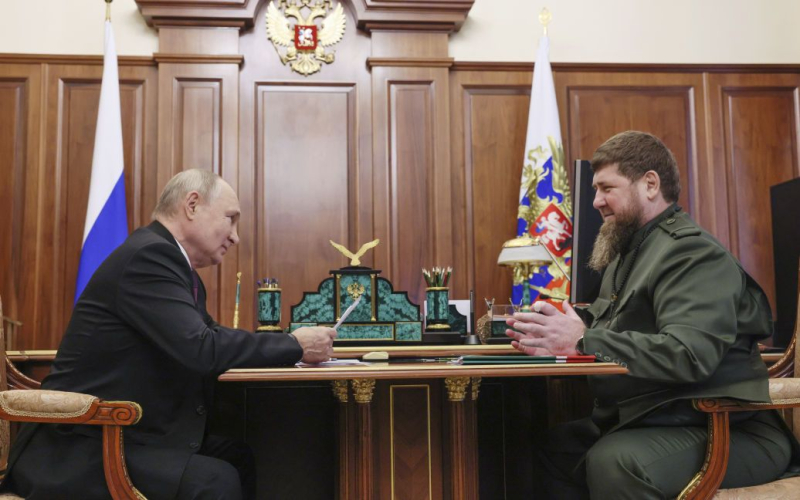 Para tu cumpleaños Putin recibió una sorpresa de Kadyrov